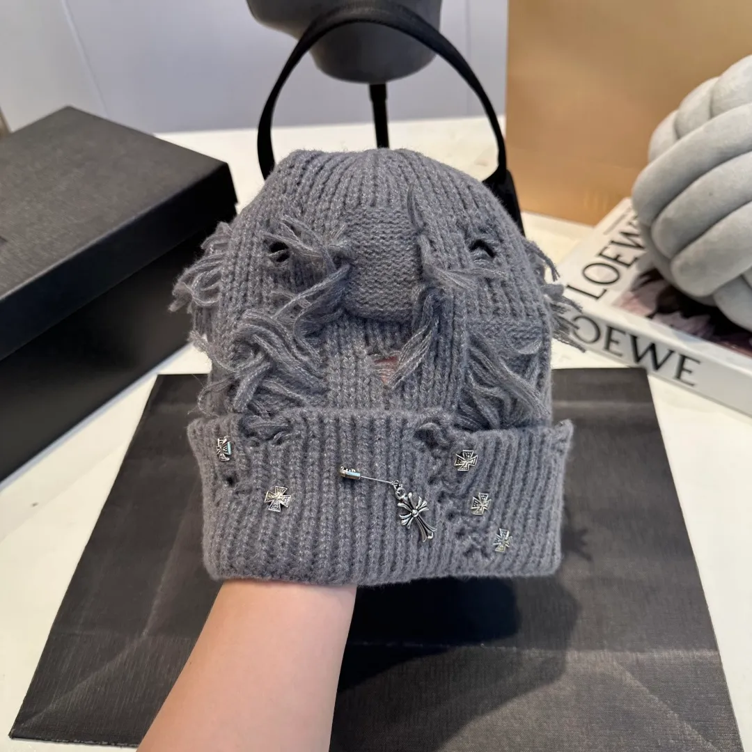 P60 Crow Heart Autumn and Winter Wool Knitted Beanie This must be the favorite of minimalism. It is clean, neat, fashionable and versatile, and will definitely not be picky about your face shape! A fashionable classic that lasts forever! Fashionable black and white can be purchased together
